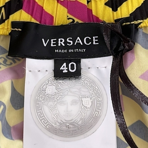VERSACE NEW Shorts authentic 100% - Picture 5 of 8